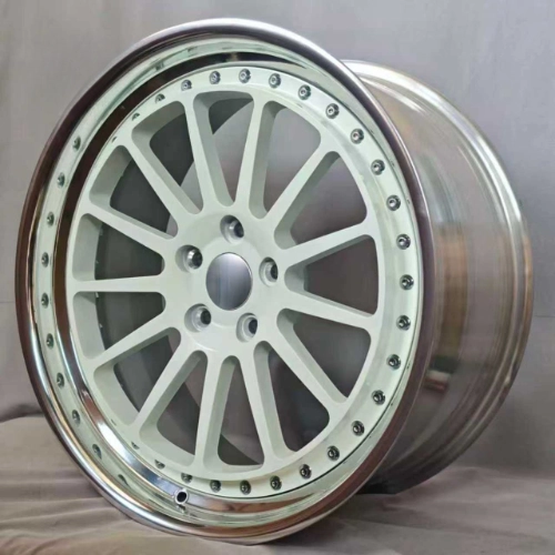 Ferrari 458 Italia two-piece wheel with forged center and polished barrel
